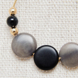 Boucles d'oreilles dorées en ivoire végétal grises et noires