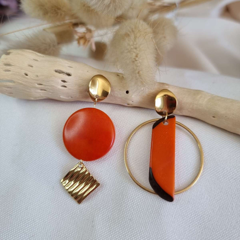 Boucles d'oreilles asymétriques en ivoire végétal, couleurs multiples