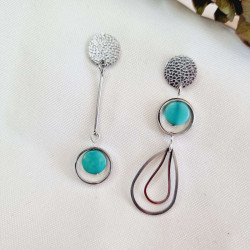 Boucles d'oreilles asymetriques en ivoire végétal et acier inoxydable