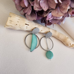 Boucles d'oreilles asymetriques en ivoire végétal, vert émeraude