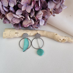 Boucles d'oreilles asymetriques en ivoire végétal, vert émeraude
