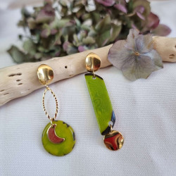 Boucles d'oreilles asymétriques en ivoire végétal, couleurs multiples