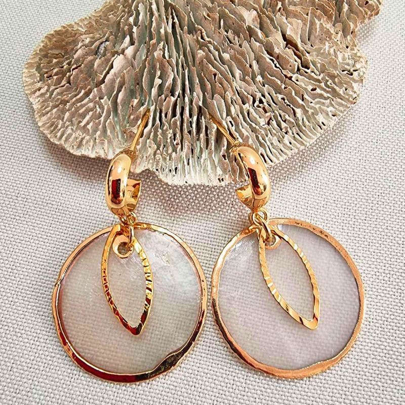 Boucles d'oreilles eau douce et acier inoxydable doré Boucles d'oreilles eau douce et acier inoxydable doré