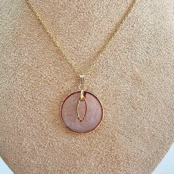 Collier pendentif en nacre sur sa chaîne dorée en acier inoxydable