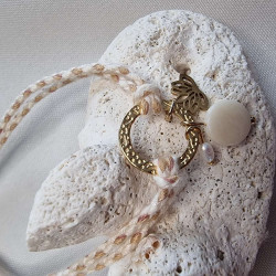 Bracelet réglable composé de breloques en tagua, acier inoxydable et nacre