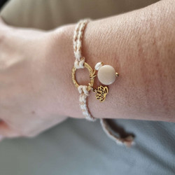 Bracelet réglable composé de breloques en tagua, acier inoxydable et nacre