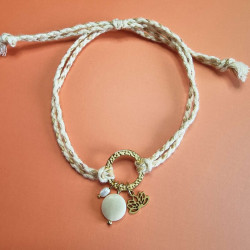 Bracelet réglable composé de breloques en tagua, acier inoxydable et nacre