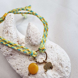 Bracelet réglable composé de breloques en tagua, couleur jaune, et breloque au choix en acier inoxydable