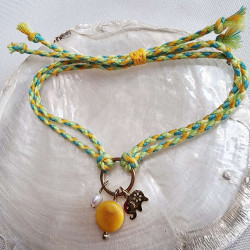 Bracelet réglable composé de breloques en tagua, couleur jaune, et breloque au choix en acier inoxydable
