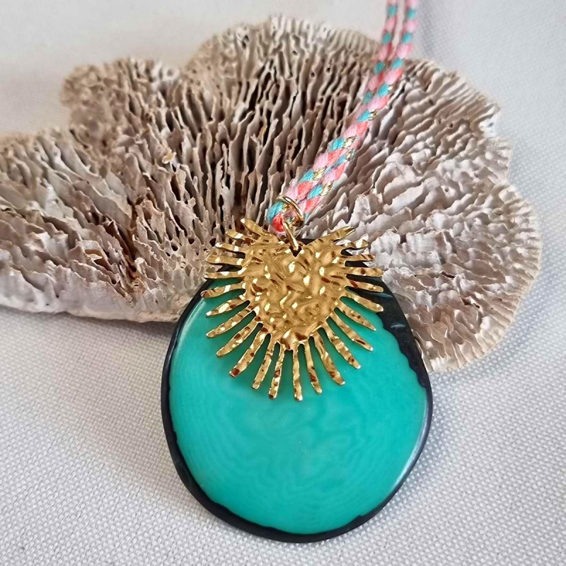 Collier avec son pendentif en tranche de graine de tagua, montée sur un cordon tressé en coton