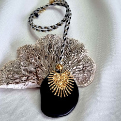 Collier avec son pendentif en tranche de graine de tagua, montée sur un cordon tressé en coton