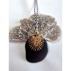 Collier avec son pendentif en tranche de graine de tagua, montée sur un cordon tressé en coton