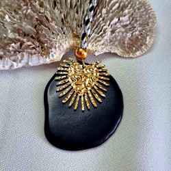 Collier avec son pendentif en tranche de graine de tagua, montée sur un cordon tressé en coton