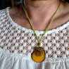 Collier avec son pendentif en tranche de graine de tagua, montée sur un cordon tressé en coton