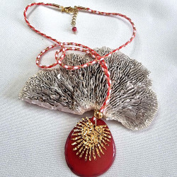 Collier avec son pendentif en tranche de graine de tagua, montée sur un cordon tressé en coton