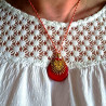 Collier avec son pendentif en tranche de graine de tagua, montée sur un cordon tressé en coton